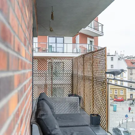 Srutowa 8 With Balcony & Ac Properunit 아파트