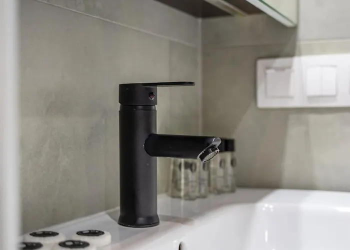 Srutowa 8 With Balcony & Ac Properunit *